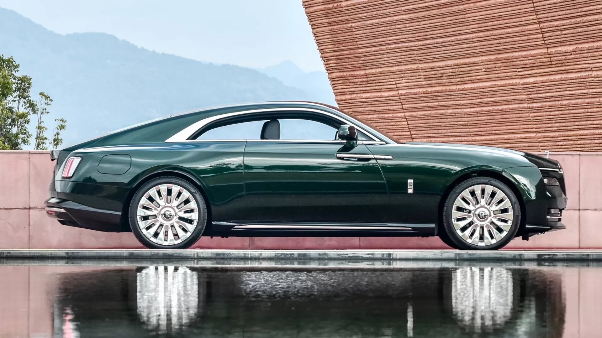 Rolls Royce Spectre Side Angle